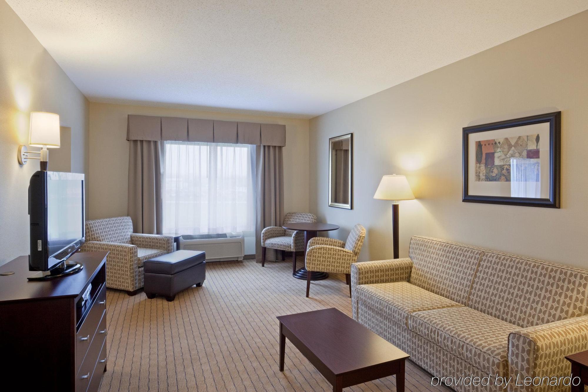 Holiday Inn Express & Suites Malone By Ihg Номер фото