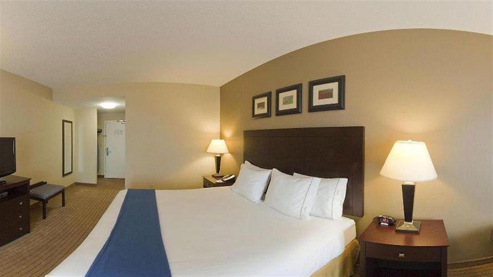 Holiday Inn Express & Suites Malone By Ihg Екстер'єр фото