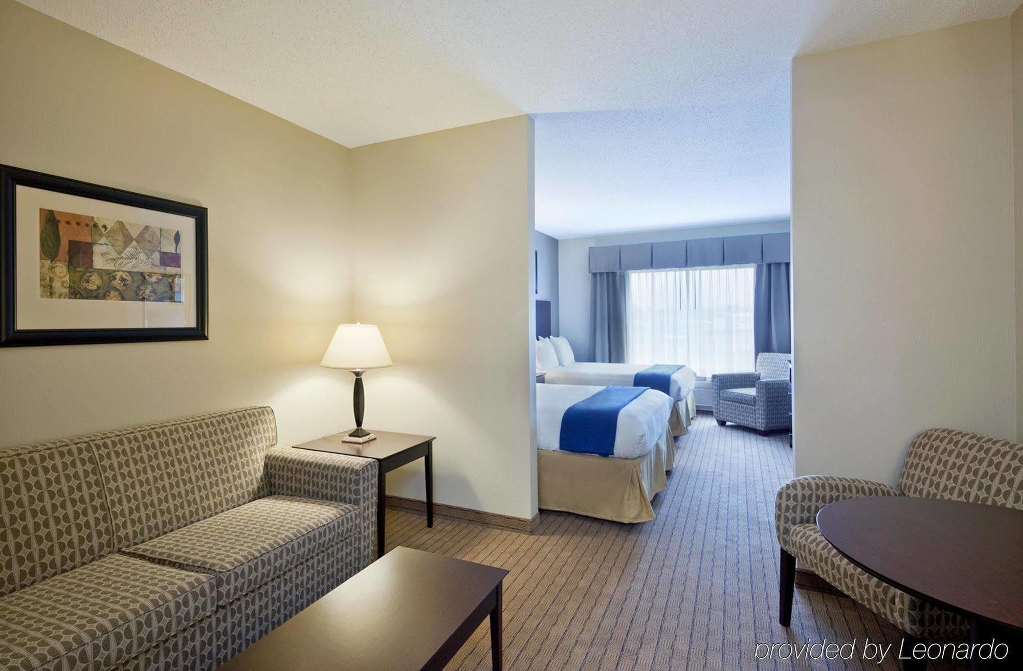 Holiday Inn Express & Suites Malone By Ihg Номер фото