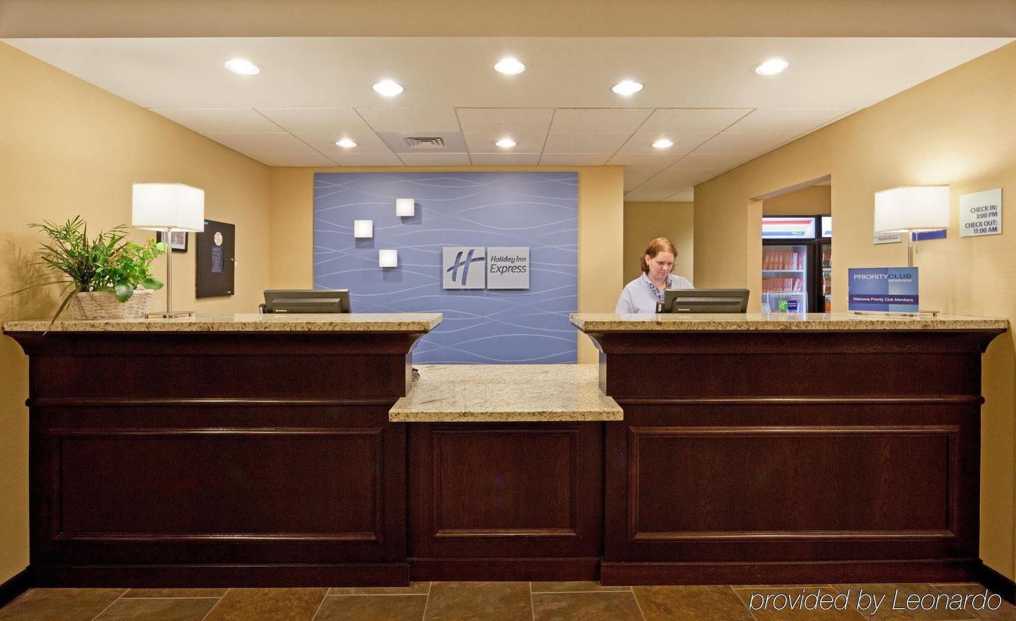 Holiday Inn Express & Suites Malone By Ihg Екстер'єр фото
