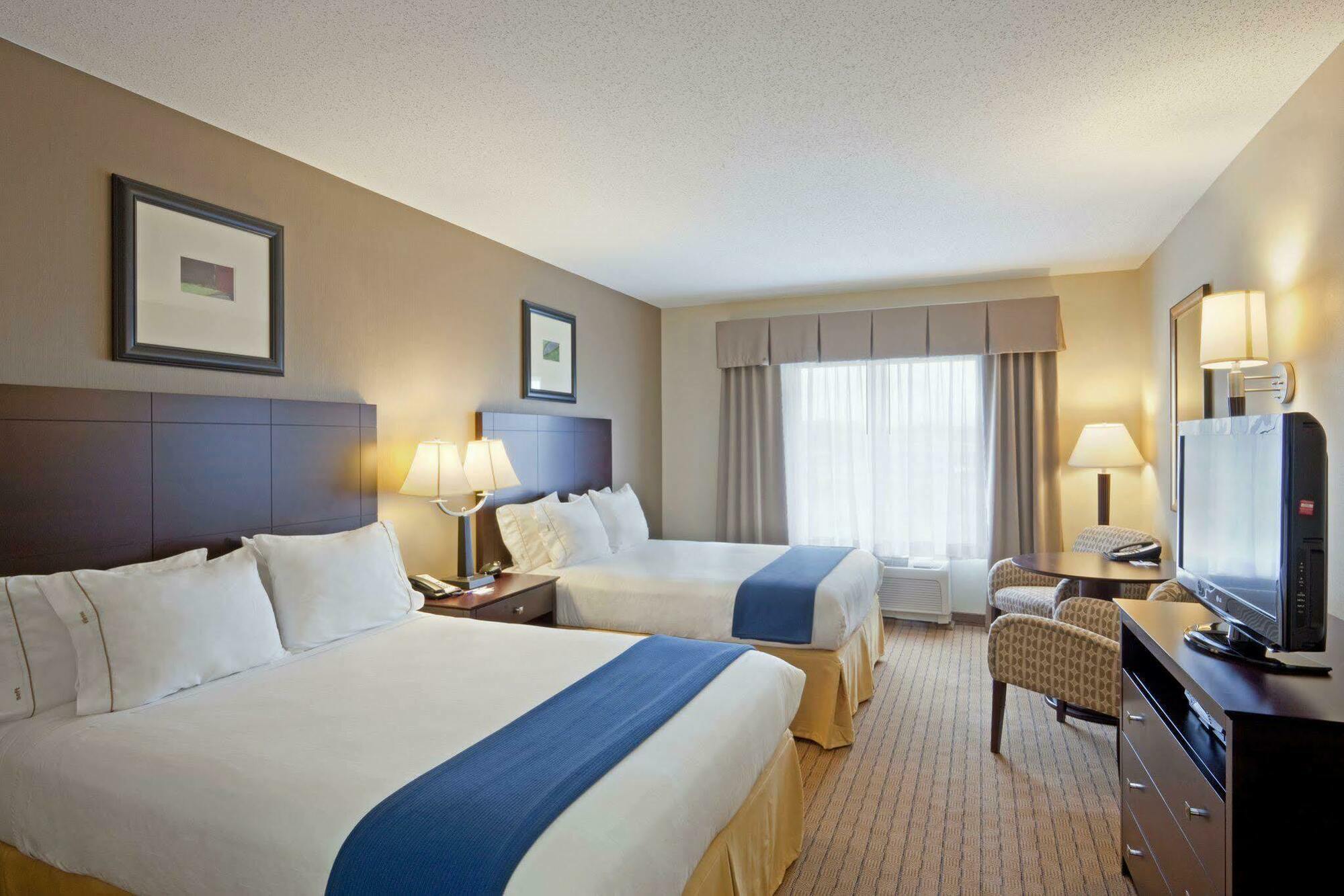Holiday Inn Express & Suites Malone By Ihg Екстер'єр фото
