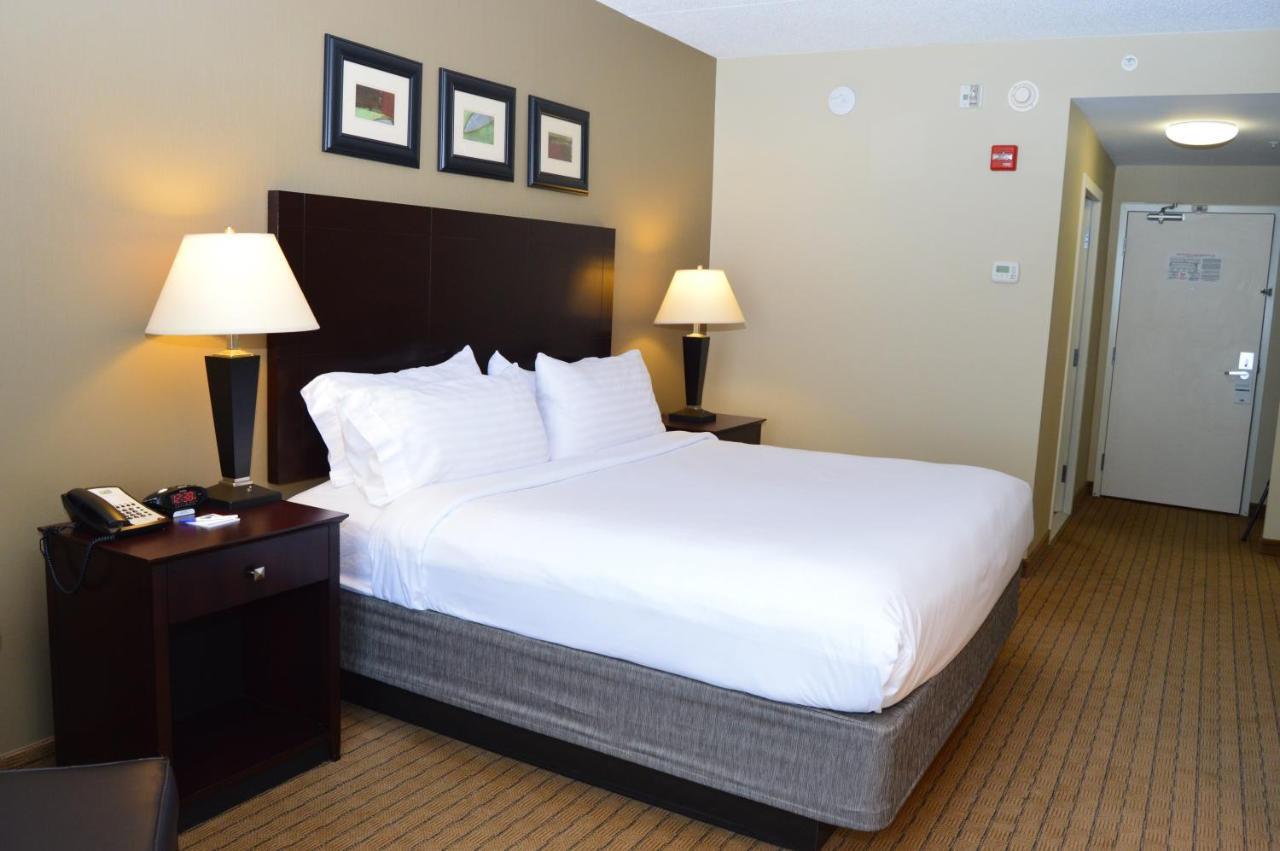 Holiday Inn Express & Suites Malone By Ihg Номер фото