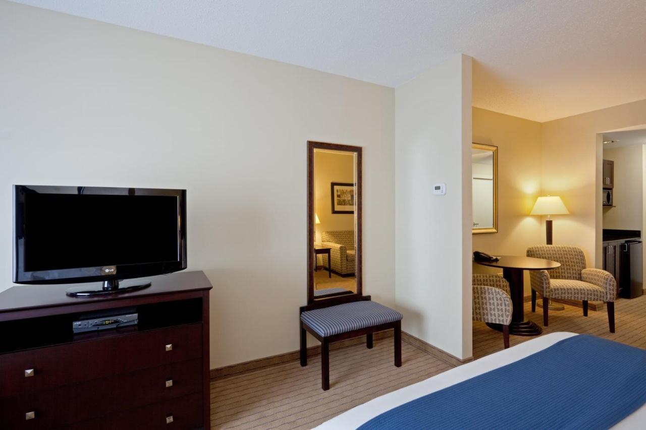 Holiday Inn Express & Suites Malone By Ihg Екстер'єр фото