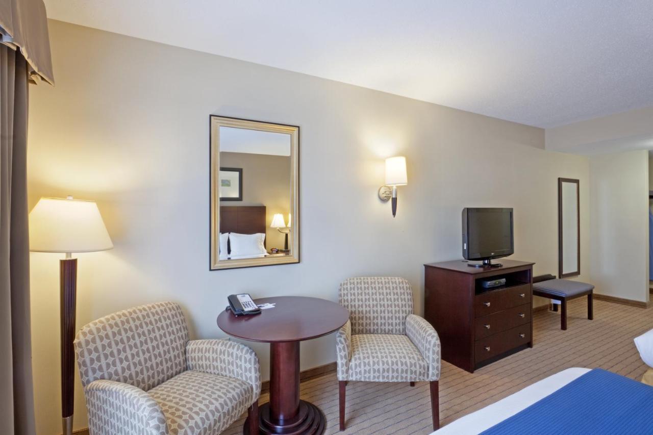 Holiday Inn Express & Suites Malone By Ihg Екстер'єр фото
