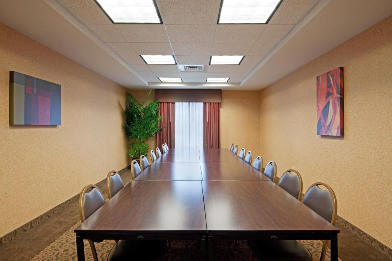 Holiday Inn Express & Suites Malone By Ihg Екстер'єр фото