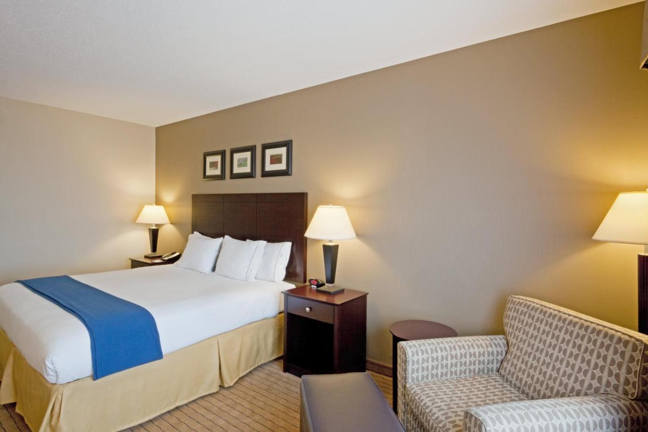 Holiday Inn Express & Suites Malone By Ihg Екстер'єр фото