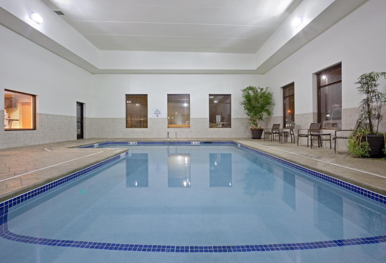 Holiday Inn Express & Suites Malone By Ihg Екстер'єр фото
