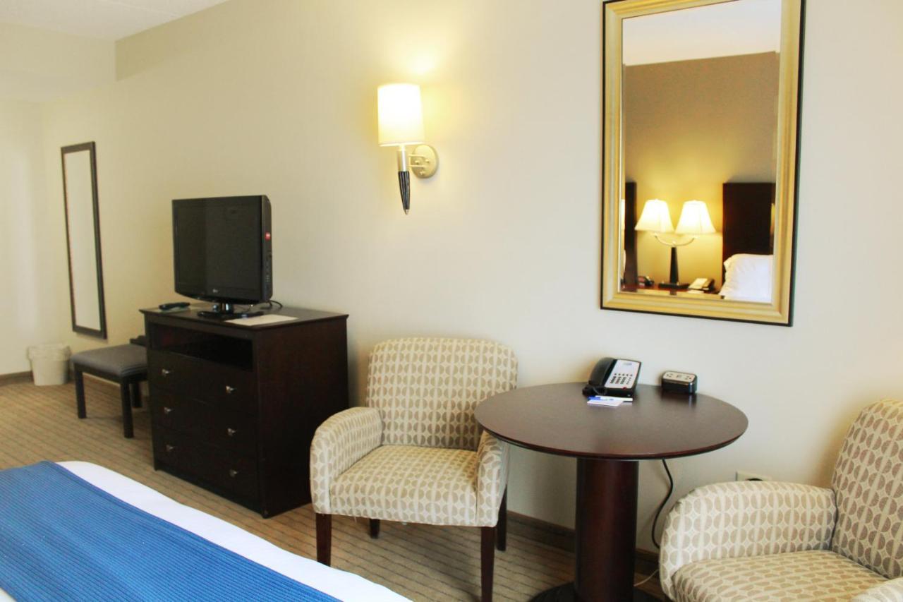 Holiday Inn Express & Suites Malone By Ihg Екстер'єр фото