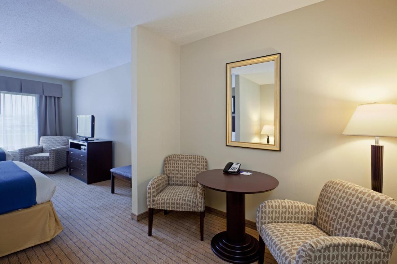 Holiday Inn Express & Suites Malone By Ihg Екстер'єр фото