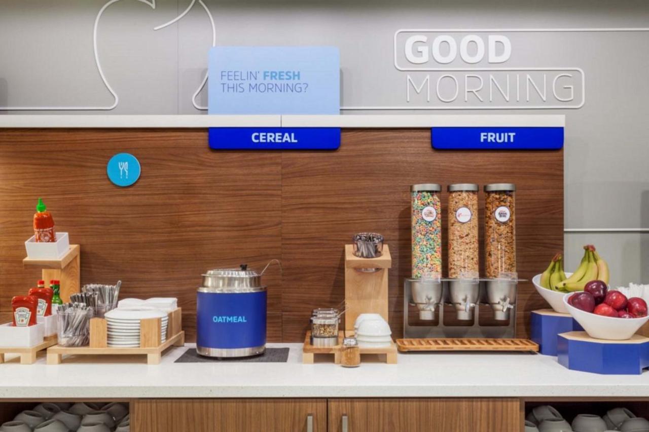 Holiday Inn Express & Suites Malone By Ihg Екстер'єр фото