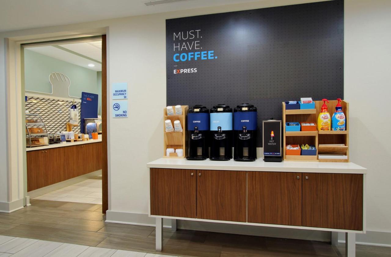 Holiday Inn Express & Suites Malone By Ihg Екстер'єр фото